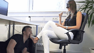 Madame Marissa - Colleagues weakness for feet exploited