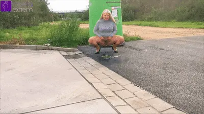 RosellaExtrem - Public outdoor piss by the highway!