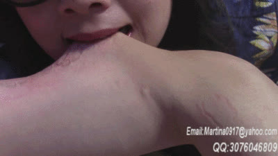 SADISTRESS - The cruel Chinese Mist - Martina beautiful tooth marks