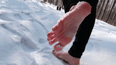 FeetExtreme - Barefoot on the Chilling Snow