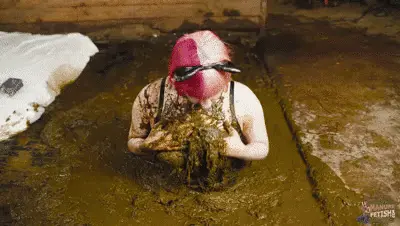 ManureFetish - Catwoman Lyndras first time in the manure channel