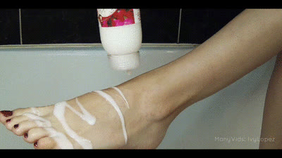 Ivy Lopez - FOOT FETISH AND PISSING IN THE BATHROOM