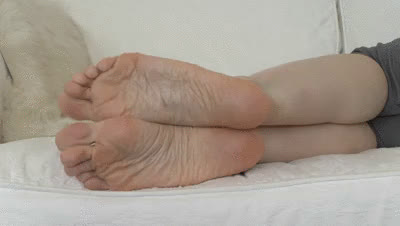 Lady Victoria Valente - Wrinkled milf soles