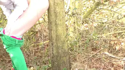 FraeuleinJonesxX - Hairy pussy helps tree with piss
