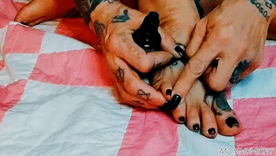 MommyMisfit & Hillbilly Femdom - Sour tasting feet