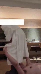 Chinese Scat Love - Sexy Bathrobe Mistress Pissed into the Puppys Mouth for Him to Drink Non Stop