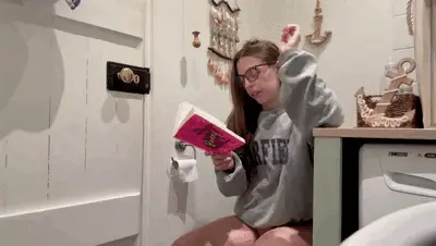 Naughtygirl1993 - Pooing & weeing while reading