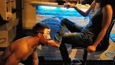 Mistress BlackDiamoond - Footlicking slave has to wank