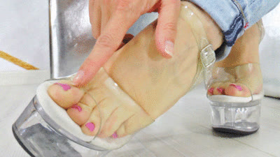 Boss Girls Productions - Princess Cindy - Smell the scent of her feet!